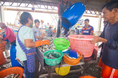 Samut Sakhon, Tayland-7 Kasım 2020: Samutsakhon, Tayland 'da covid-19 salgını sırasında Mahachai Market' ten taze deniz ürünleri almak için koruyucu maskeler takan insanlar.
