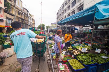 Mahachai Samutsakhon, Tayland - 7 Kasım 2020: Kimliği belirsiz insanlar cerrahi maske takıyor ve Mahachai taze pazarından deniz ürünleri seçiyorlar