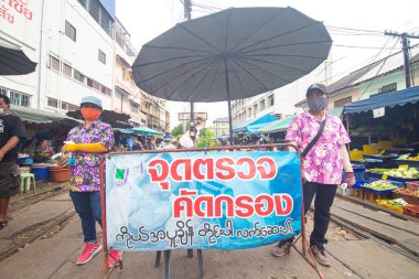 Mahachai Samutsakhon, Tayland - 7 Kasım 2020: Kimliği belirsiz insanlar cerrahi maske takıyor ve Mahachai taze pazarından deniz ürünleri seçiyorlar