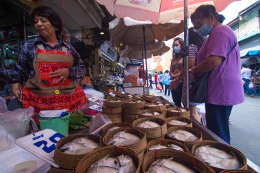 Samut Sakhon, Tayland-7 Kasım 2020: İnsanlar Samutsakhon, Tayland 'da covid-19 salgınından korunmak için maske takarken Mahachai Market' ten taze deniz ürünleri satın alıyorlar.