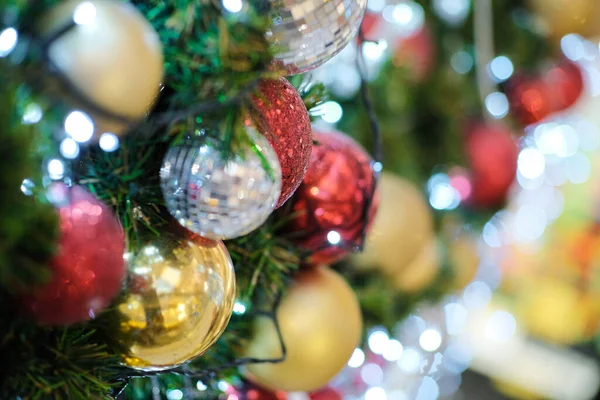 Bulanık Bokeh Arkaplanlı Noel Balosu Ağacı Fotokopi Alanı Mutlu Noeller — Stok fotoğraf