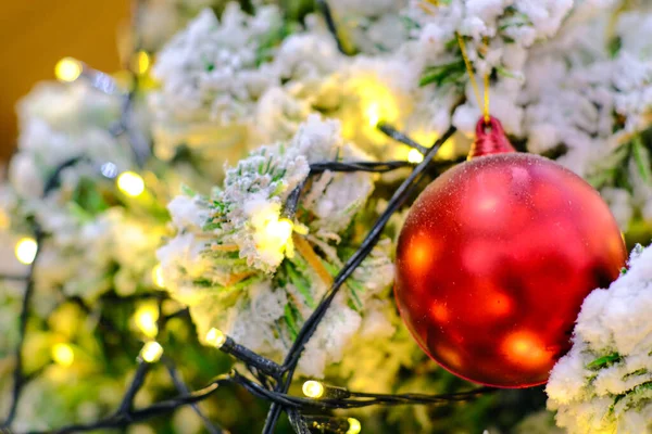 Boule Noël Sur Sapin Brach Avec Bokeh Flou Lumière Chaude — Photo