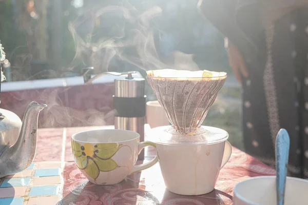 Kaffeetropfen Und Rauch Mit Einer Gruppe Befreundeter Menschen Die Kaffee — Stockfoto