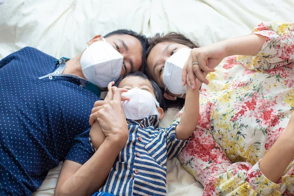 Mutlu Aile Evde Karantina Sırasında Kötü Bir Şekilde Yatarken Tıbbi — Stok fotoğraf