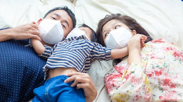 Familia Feliz Acostado Mal Desgaste Máscaras Médicas Durante Cuarentena Casa —  Fotos de Stock