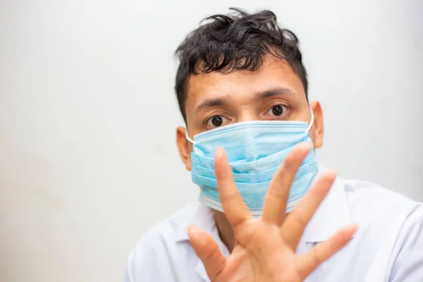 Retrato Hombre Joven Asiático Que Usa Mascarilla Médica Protectora Cara —  Fotos de Stock