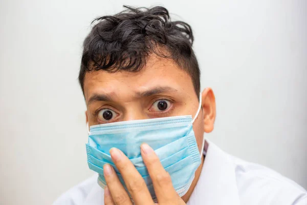 Porträtt Ung Asiatisk Man Bär Ansikte Skyddande Medicinsk Mask För — Stockfoto