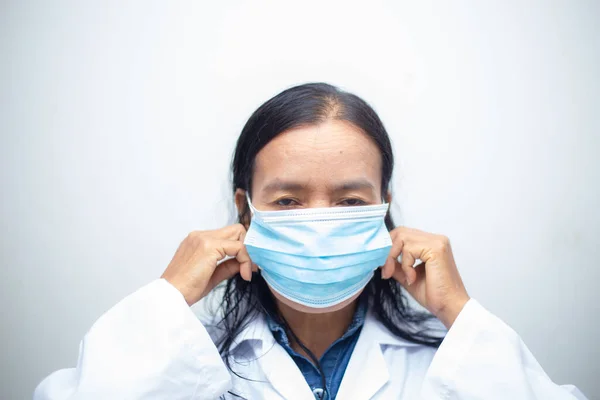 Äldre Asiatisk Kvinna Skyddande Maskskydd Mot Covid19 Virussjukdom Över Vit — Stockfoto