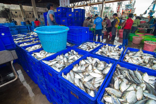 Samut Sakhon, Tayland-7 Kasım 2020: Samutsakhon, Tayland 'da covid-19 salgını sırasında Mahachai Market' ten taze deniz ürünleri almak için koruyucu maskeler takan insanlar.