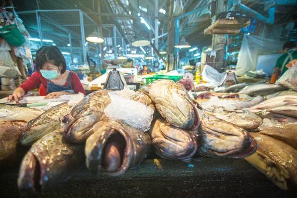 Samut Sakhon Tailândia Novembro 2020 Pessoas Comprando Frutos Mar Frescos — Fotografia de Stock
