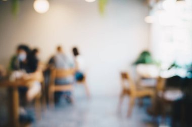 Kafe lokantasında açık tenli iş geçmişi olan bulanık insanlar.