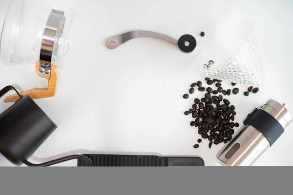 Beyaz Arka Planda Tamircisi Öğütücü Kahve Ölçülü Içkisi Ile Sıcak — Stok fotoğraf