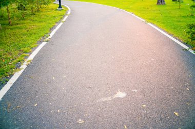 Şehir parkındaki boş asfalt yol gün batımı çalışma yolu