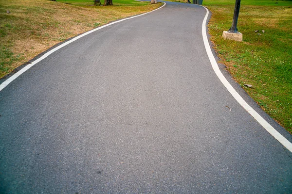 Asfalt Promenad Och Gångväg Grön Stadspark Solnedgång Natur Rekreation — Stockfoto