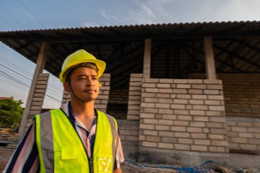 İnşaat alanı mekanik adamında mühendis şirket işçileri teftişi