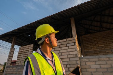 İnşaat alanı mekanik adamında mühendis şirket işçileri teftişi