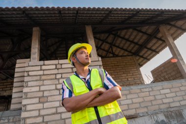 İnşaat alanı mekanik adamında mühendis şirket işçileri teftişi