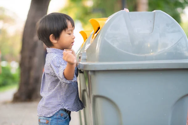 Roztomilý Malý Chlapec Udržet Odpadky Čisté Bin Parku Ekologie Koncept — Stock fotografie