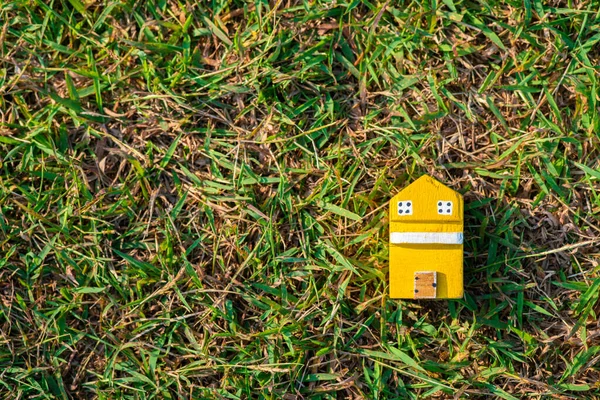 Деревянный Игрушечный Дом Модели Зеленой Траве Новая Концепция Домашнего Бизнеса — стоковое фото