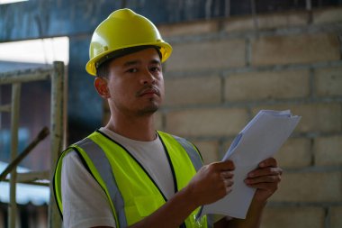 Foreman, modern ev binasında defter mühendisi olarak çalışıyor.