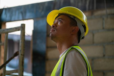 Foreman, modern ev binasında defter mühendisi olarak çalışıyor.