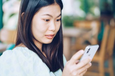 Kadınlar masa başı iş bağlantılarında dizüstü bilgisayarı olan akıllı telefon kullanırlar