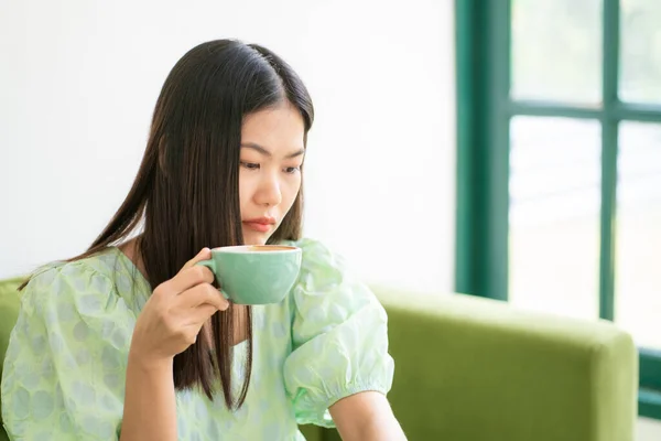 Mooie Vrouwen Zittenop Groene Bank Drinken Warme Latte Koffie Aroma — Stockfoto