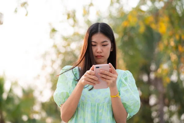 Красивые Случайные Женщины Используют Смартфоны Ходить Открытом Городском Парке Социальных — стоковое фото