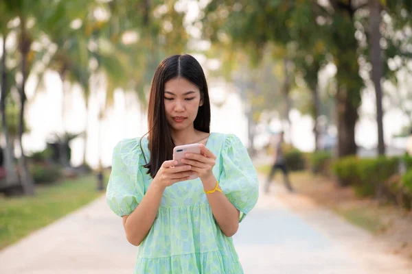 Красивые Случайные Женщины Используют Смартфоны Ходить Открытом Городском Парке Социальных — стоковое фото