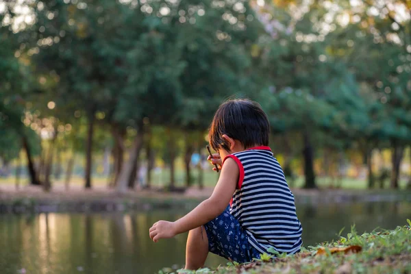 Мальчик Играет Зеленый Природный Парк Заката Света Открытом Воздухе Деятельности — стоковое фото