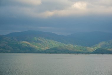 Gökyüzü gök gürültüsü bulutuyla yağmurdan önce dağ manzarası ile