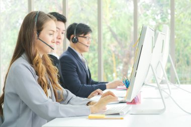 İş adamı ve kadın operatör iş grubu ofiste bilgisayarla çalışıyor.