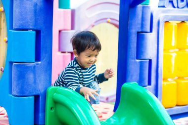 Mutlu çocuk kaykay parkında oyun oynuyor anaokulundaki küçük çocuk.