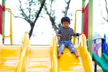 Mutlu çocuk kaykay parkında oyun oynuyor anaokulundaki küçük çocuk.