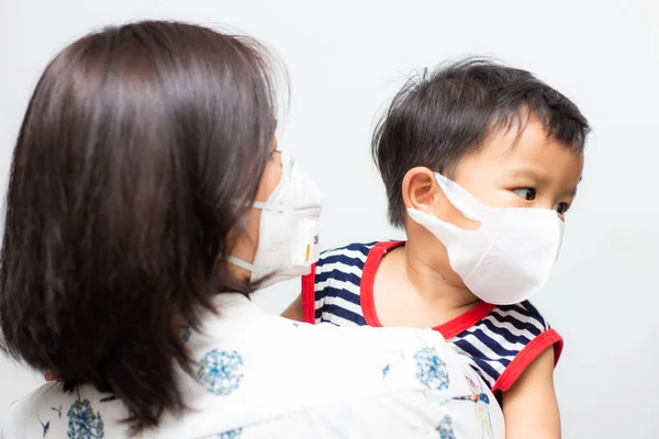 Mãe Segurar Bebê Menino Usar Máscara Facial Médica Proteger Infecção — Fotografia de Stock