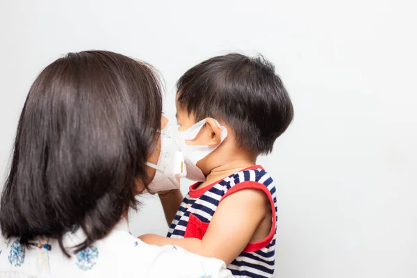 Mamma Hålla Barnet Pojke Bära Medicinsk Ansiktsmask Skydda Mot Infektion — Stockfoto