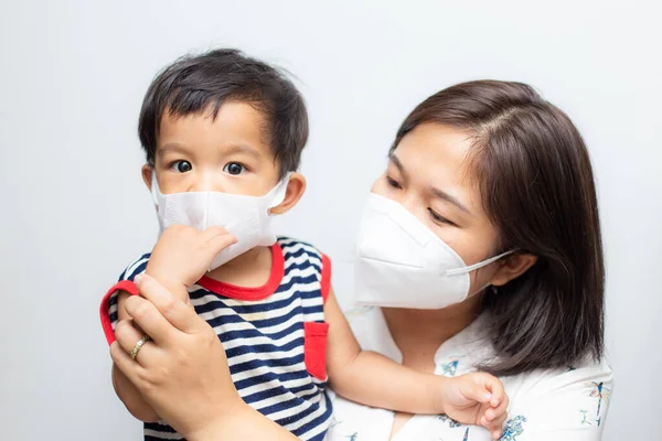 Mamma Hålla Barnet Pojke Bära Medicinsk Ansiktsmask Skydda Mot Infektion — Stockfoto