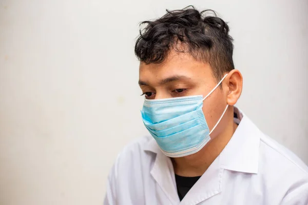 Jóvenes Hombres Asiáticos Usan Máscara Quirúrgica Sobre Fondo Blanco Concepto —  Fotos de Stock