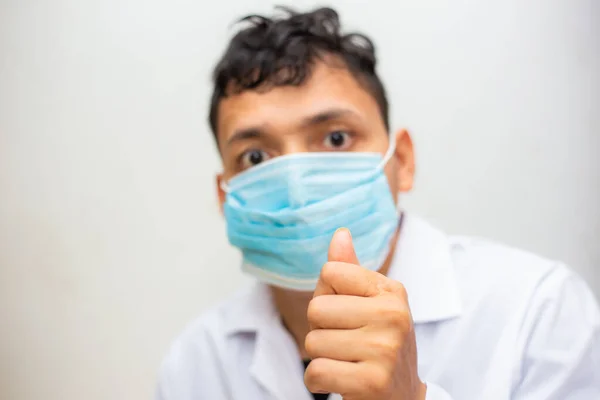 Unga Asiatiska Män Bär Kirurgisk Mask Vit Bakgrund Hälsosamt Koncept — Stockfoto