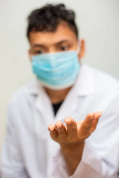 Jóvenes Hombres Asiáticos Usan Máscara Quirúrgica Sobre Fondo Blanco Concepto —  Fotos de Stock