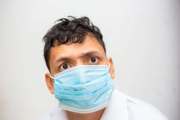 Junge Asiatische Männer Tragen Maske Auf Weißem Hintergrund Gesundes Konzept — Stockfoto