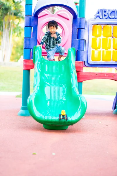 Ευτυχισμένο Αγόρι Παίζει Στην Παιδική Χαρά Slider Υπαίθριο Πάρκο Νηπιαγωγείο — Φωτογραφία Αρχείου