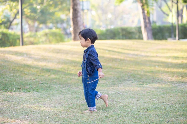 Sabahleyin Yeşil Çimlerde Koşan Sevimli Küçük Çocuk Parkın Güneş Doğuşu — Stok fotoğraf