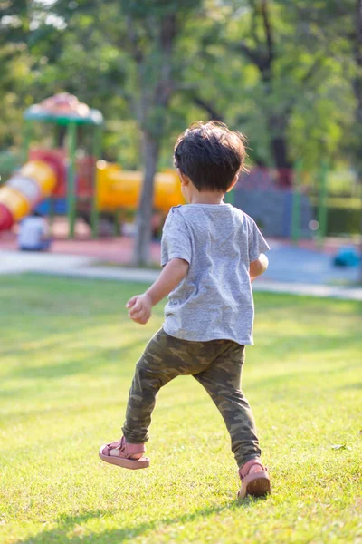 Liten Asiatisk Pojke Spelar Utomhus Barn Kul Njuta Promenader Grönt — Stockfoto