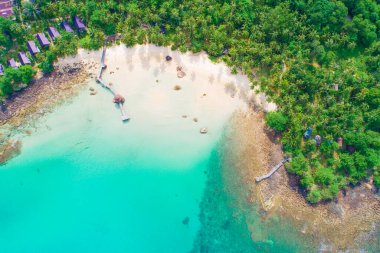 Beyaz kumsalda deniz dalgaları güneşli yaz tatili hava manzarası