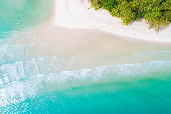 Morze Fala Białym Piasku Plaża Słoneczny Dzień Lato Podróż Podróż — Zdjęcie stockowe
