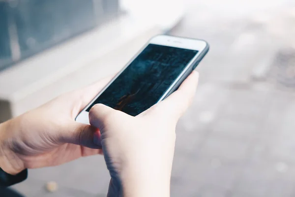 Las Mujeres Utilizan Mano Teléfono Inteligente Ciudad Aire Libre Vida — Foto de Stock