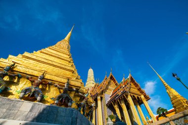 WAT PHRA Zümrüt Buddha Tapınağı mavi gökyüzüne karşı Tayland 'da ünlü bir turizm merkezi ve simgesidir..