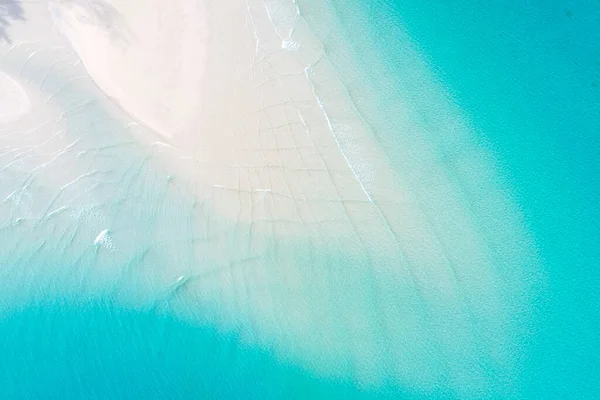 空中ビュー白い砂浜の波ターコイズブルーの水の夏の休暇のコンプ — ストック写真