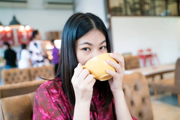 Hermosa Asiática Freelance Mujeres Celebrar Taza Café Trabajando Con Ordenador —  Fotos de Stock